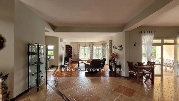 ??For Sale – Charming Villa with Sea View in Tamarin, Île Maurice