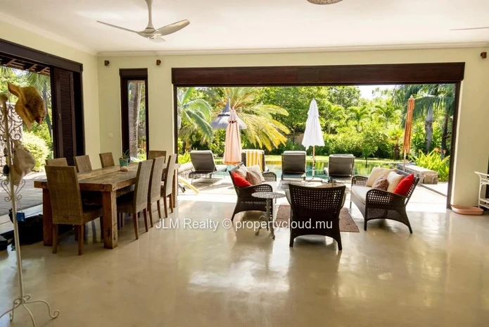 Elegant villa for sale in a golf estate in Tamarin, on the west coast of Mauritius
