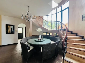 6 Bedroom Villa