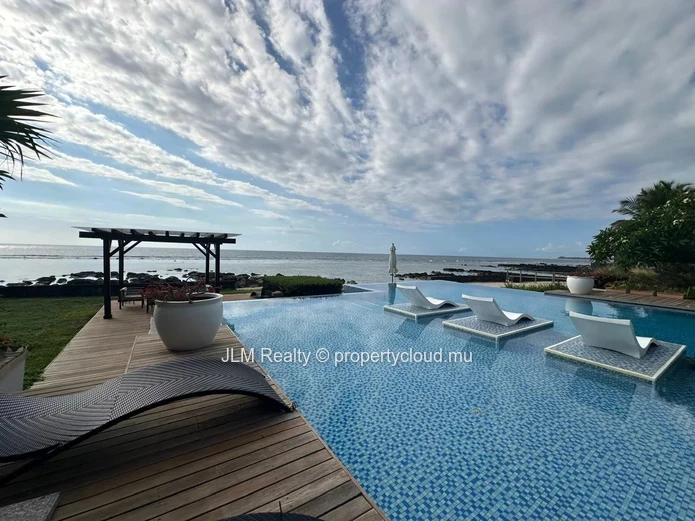 Beachfront Apartment for Rent in a Residence with a Shared Pool and Direct Access to a Beautiful Beach in Tamarin, Ma...