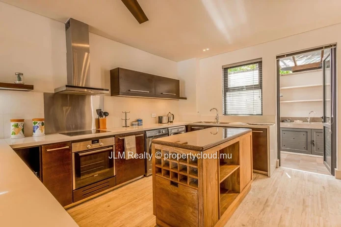 À vendre, magnifique duplex pieds dans l'eau situé dans la seule marina résidentielle de l'Île Maurice, à Rivière Noire