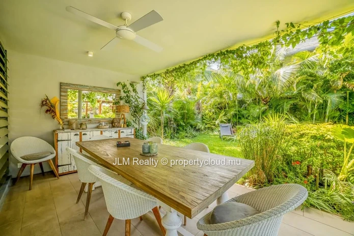 Très belle villa à vendre dans une résidence sécurisée à pied des commodités et de la plage à Rivière Noire, Île Maurice