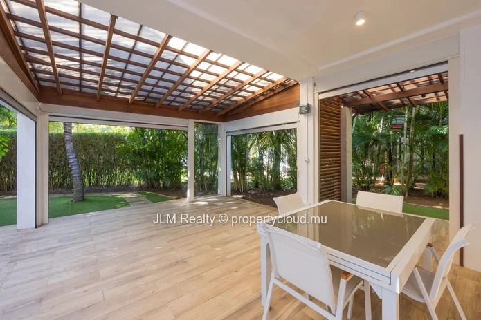 À Vendre à Rivière Noire – Duplex de Prestige dans la Seule Marina Résidentielle de l’Île Maurice