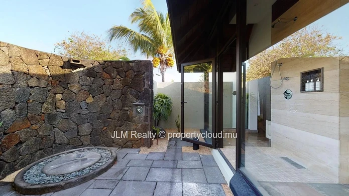Luxueuse villa pieds dans l'eau à vendre à Beau Champ dans un domaine golfique sur la côte est de l’Île Maurice