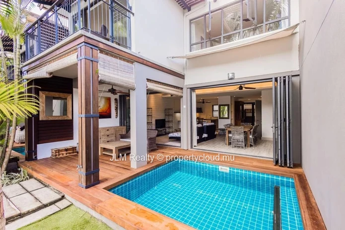À vendre, magnifique duplex pieds dans l'eau situé dans la seule marina résidentielle de l'Île Maurice, à Rivière Noire