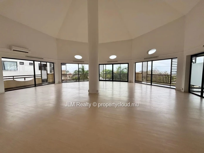 For Rent – Spacious 128 m² Office with Sea View in Tamarin, Mauritius