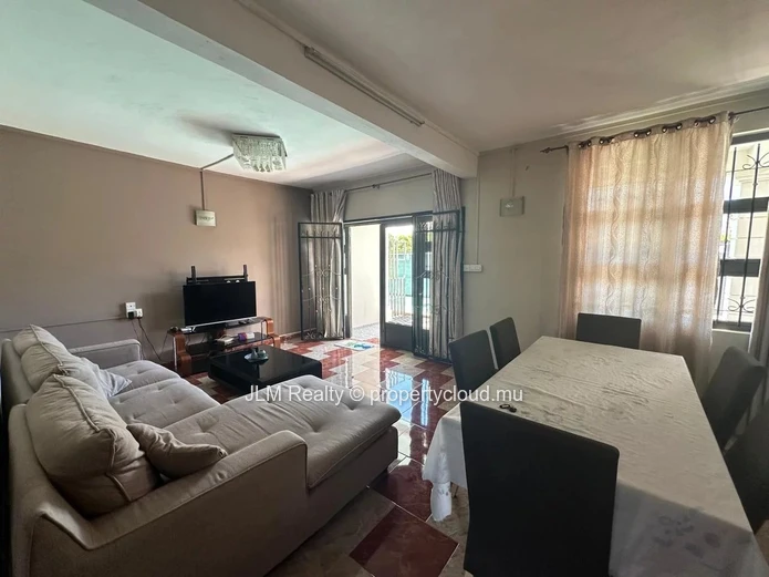 À Vendre – Propriété composée de 2 duplex avec vue mer à La Gaulette, Île Maurice
