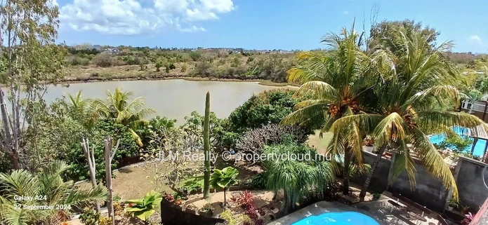 Belle Villa avec Vue Lac à Vendre à Grand Baie, Île Maurice