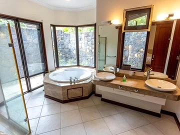 5 Bedroom Villa
