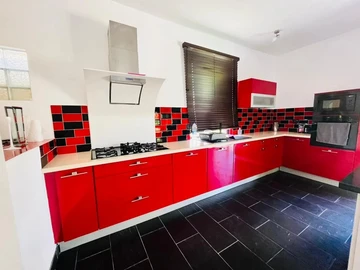 6 Bedroom Villa