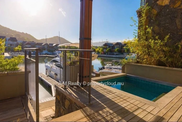 Duplex à vendre avec ponton privé dans la seule marina de l’Île Maurice, à Rivière Noire
