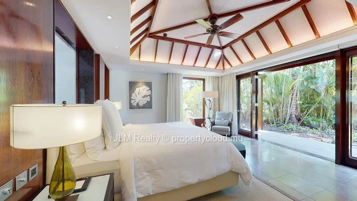 Luxueuse villa pieds dans l'eau à vendre à Beau Champ dans un domaine golfique sur la côte est de l’Île Maurice