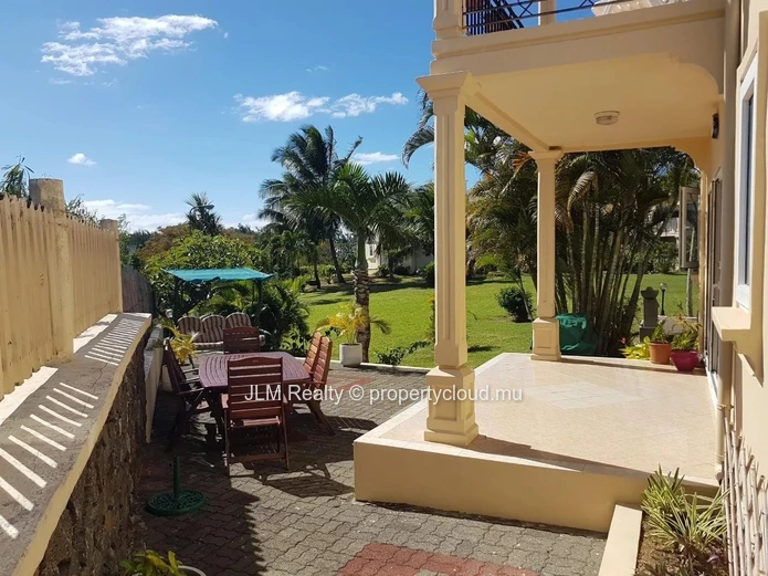 For sale: Seafront villa with walking access to the beach in Calodyne, Mauritius
