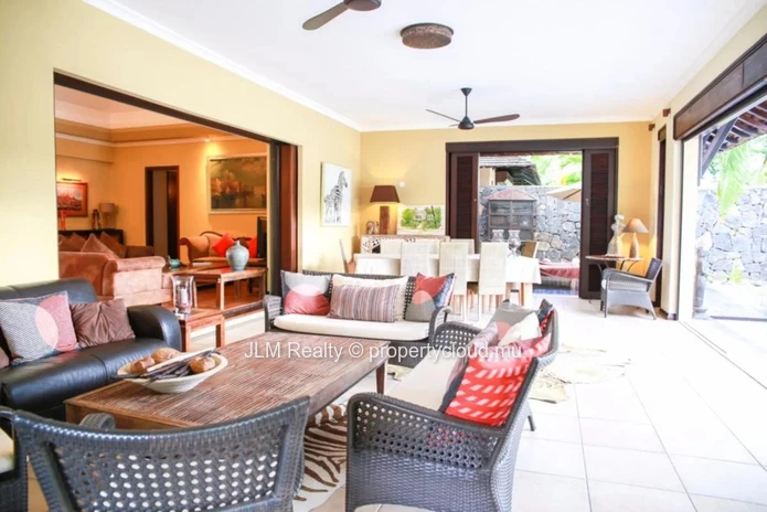 Elegant villa for sale in a golf estate in Tamarin, on the west coast of Mauritius