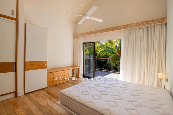 À Vendre à Rivière Noire – Duplex de Prestige dans la Seule Marina Résidentielle de l’Île Maurice