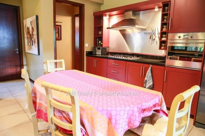 Elegant villa for sale in a golf estate in Tamarin, on the west coast of Mauritius
