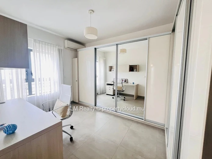 Modern 2-Bedroom Penthouse with Panoramic Park Views for Rent in Phoenix, Mauritius