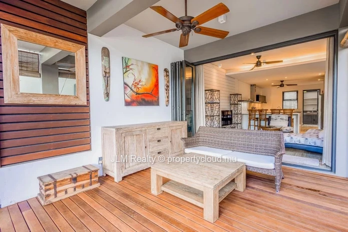 À vendre, magnifique duplex pieds dans l'eau situé dans la seule marina résidentielle de l'Île Maurice, à Rivière Noire