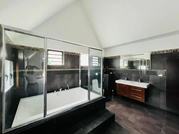 6 Bedroom Villa