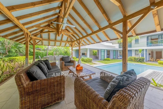 Belle villa à pied des commodités et de la plage à vendre à Rivière Noire, Île Maurice