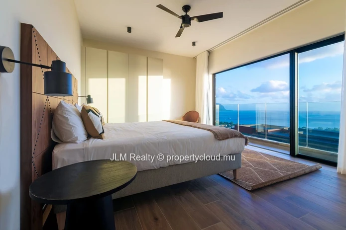 Villa de prestige avec vue panoramique sur la mer et le Morne à vendre à Rivière Noire, Île Maurice