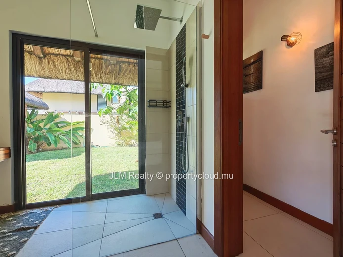 À vendre à Rivière Noire, Île Maurice – Charmante villa balinaise avec piscine, proche nature et commodités