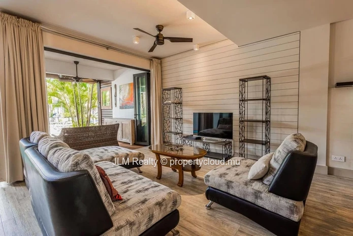 À vendre, magnifique duplex pieds dans l'eau situé dans la seule marina résidentielle de l'Île Maurice, à Rivière Noire