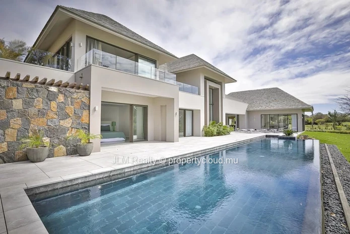 Luxurious villa for sale in a golf estate on the east coast of Mauritius