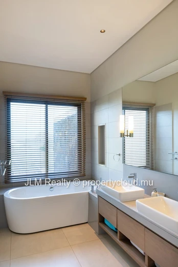 Prestigieuse duplex à vendre dans un domaine golfique sur la côte est de l’Île Maurice