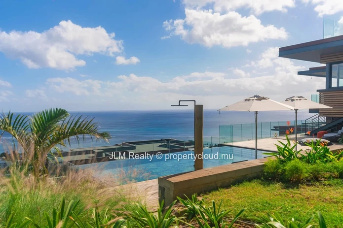 Villa de prestige avec vue panoramique sur la mer et le Morne à vendre à Rivière Noire, Île Maurice
