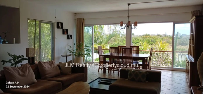 Belle Villa avec Vue Lac à Vendre à Grand Baie, Île Maurice