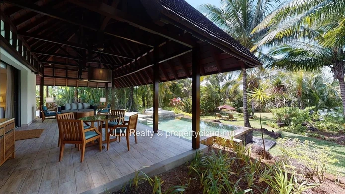Luxueuse villa pieds dans l'eau à vendre à Beau Champ dans un domaine golfique sur la côte est de l’Île Maurice