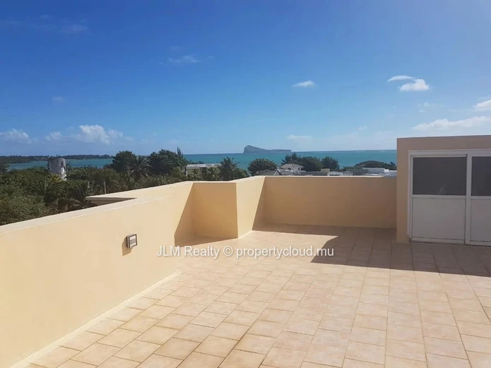 For sale: Seafront villa with walking access to the beach in Calodyne, Mauritius