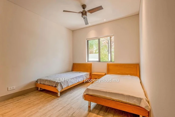 À vendre, magnifique duplex pieds dans l'eau situé dans la seule marina résidentielle de l'Île Maurice, à Rivière Noire