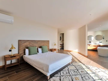 5 Bedroom Villa