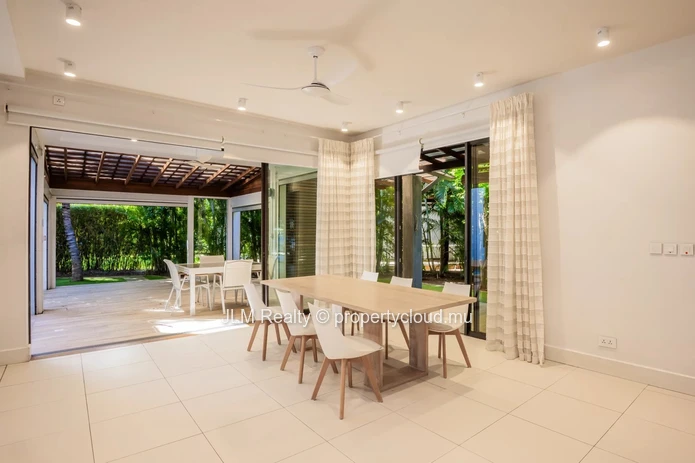 À Vendre à Rivière Noire – Duplex de Prestige dans la Seule Marina Résidentielle de l’Île Maurice