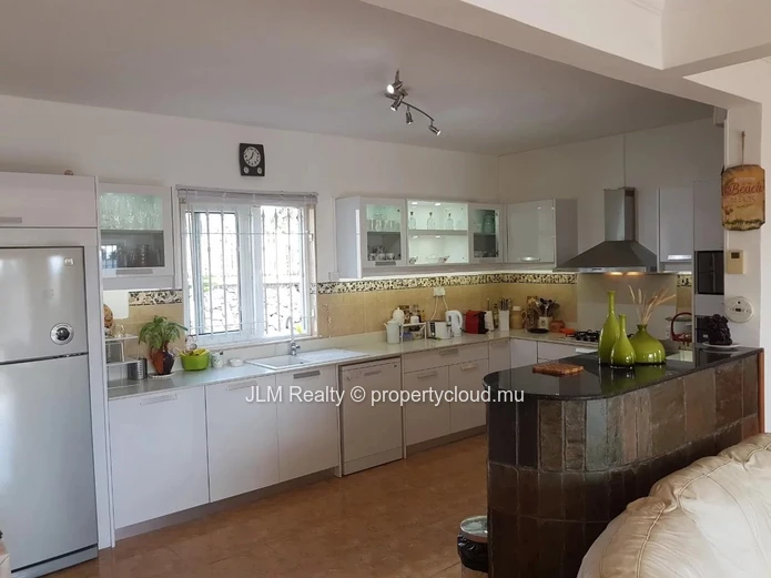 For sale: Seafront villa with walking access to the beach in Calodyne, Mauritius