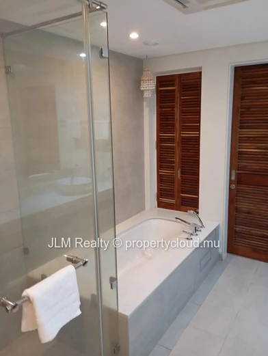 Duplex Moderne 3 Chambres avec Jardin à Vendre à Tamarin, Île Maurice