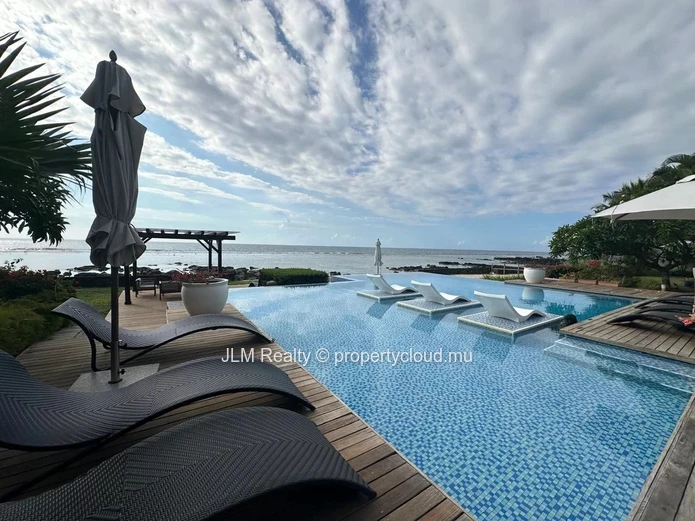 Beachfront Apartment for Rent in a Residence with a Shared Pool and Direct Access to a Beautiful Beach in Tamarin, Ma...